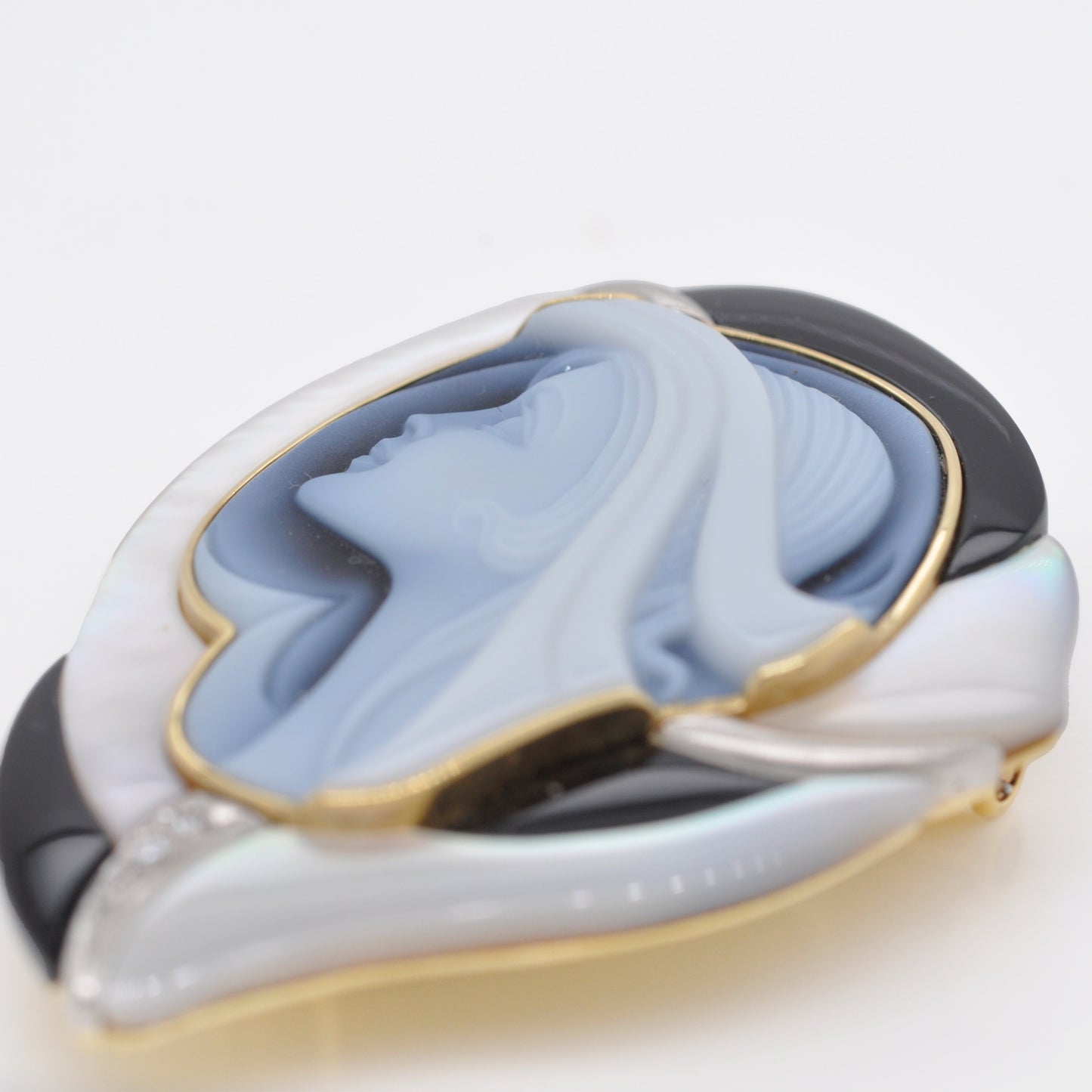 18k Gold Mother of Pearl and Onyx Cameo Pendant Brooch