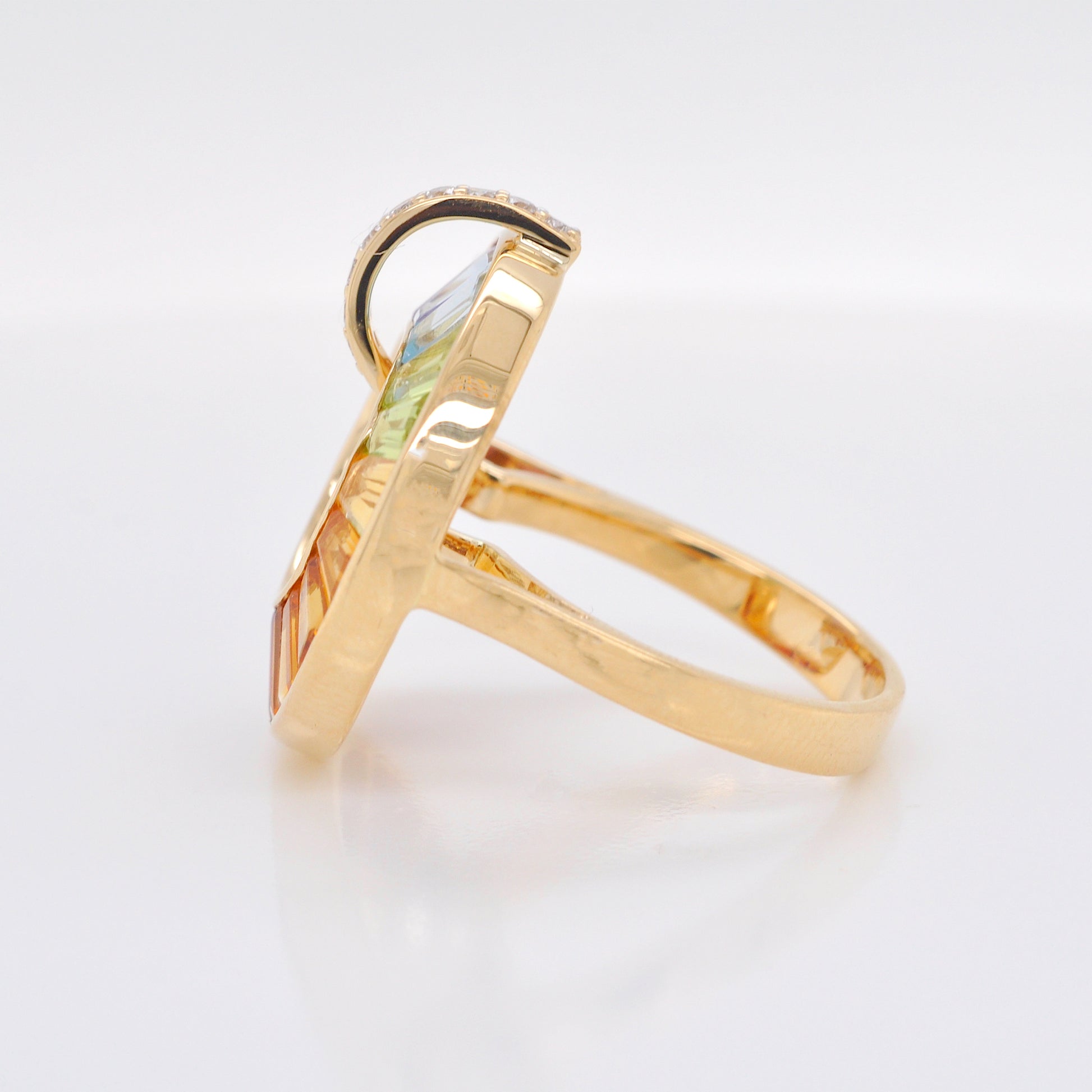 18k gold ring 
