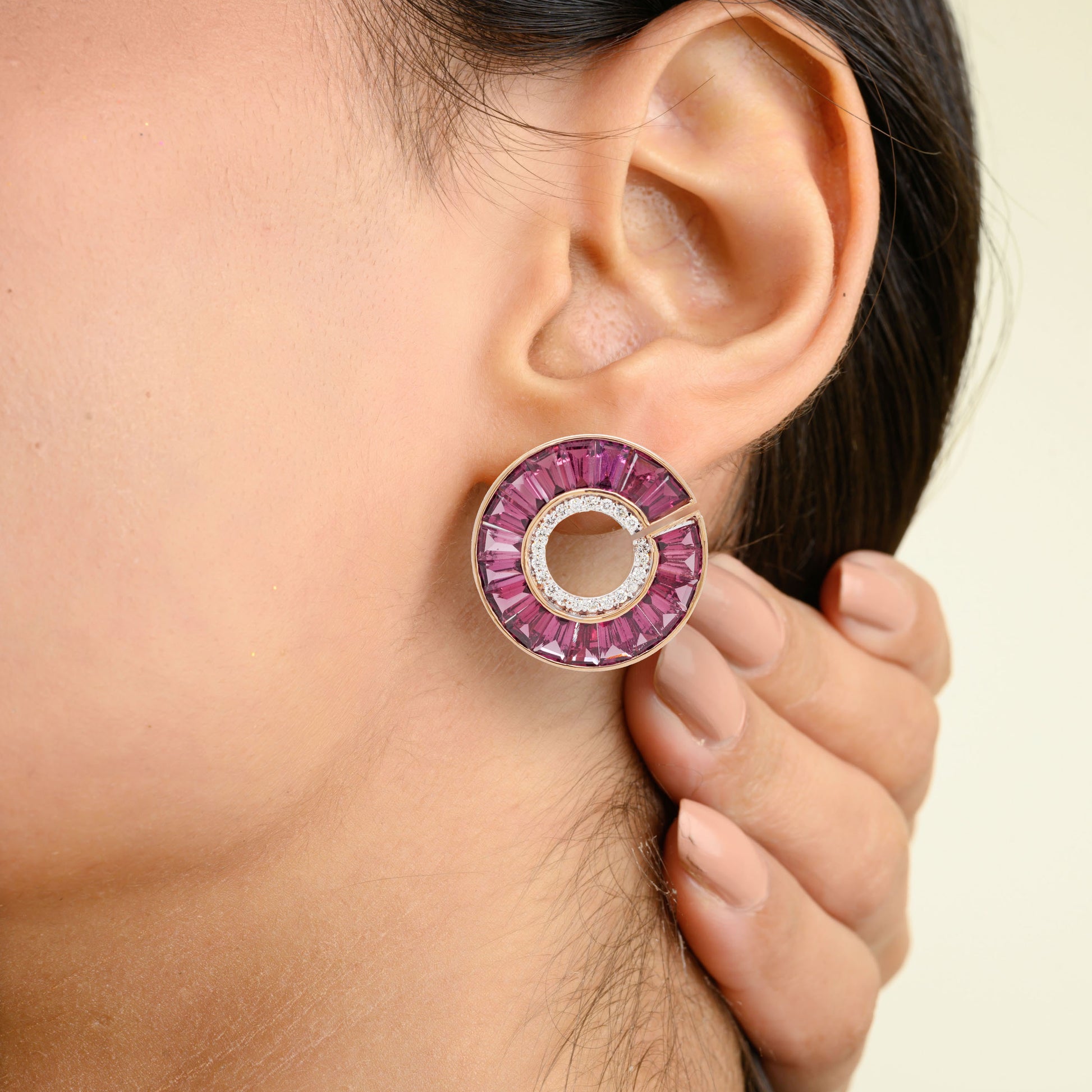 curve circle earrings 
